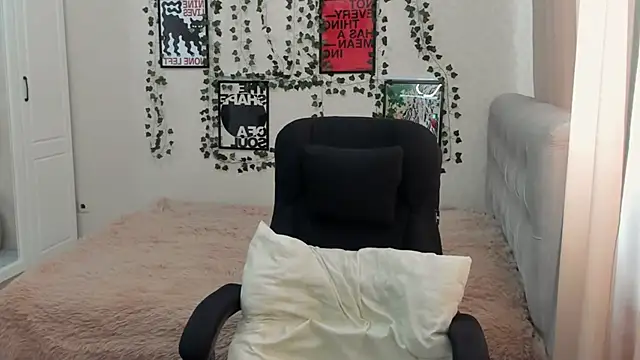 Snapshot of Emmarayder chatting on 05-07-26, 11:24 Emmarayder online show from 05-07-26, 11:24