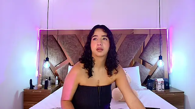 bella swwan  online show from 04-17-26, 02:20