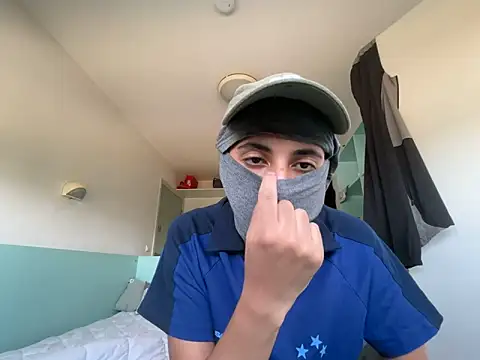 Snapshot of Rebeu_77 chatting on 06-19-26, 02:23 Rebeu 77 online show from 06-19-26, 02:23
