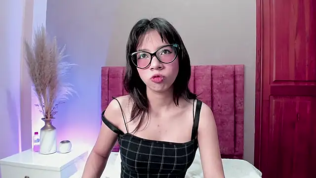 AliceThompsonn  online show from 04-16-26, 12:44
