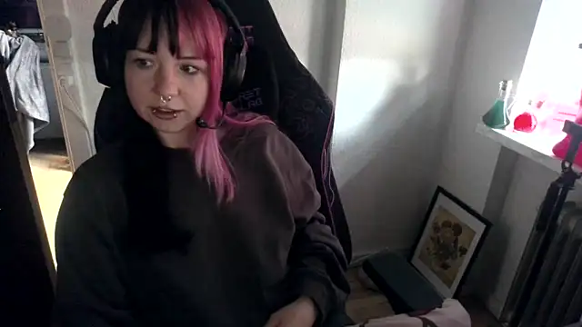 Snapshot of CutieTracer chatting on 04-11-26, 10:08 CutieTracer online show from 04-11-26, 10:08