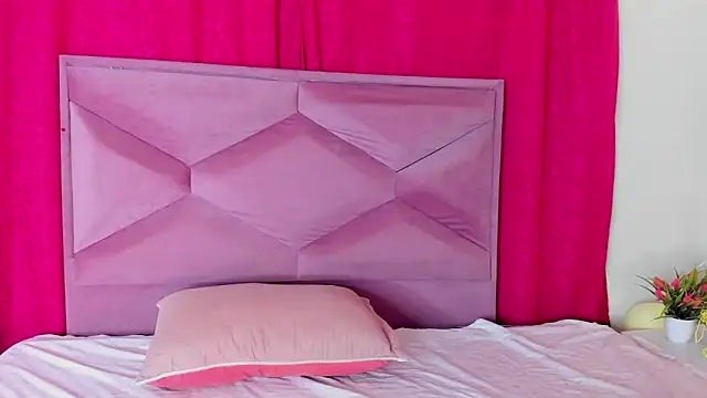 Snapshot of AleSweet_1 chatting on 04-08-26, 12:06 AleSweet 1 online show from 04-08-26, 12:06