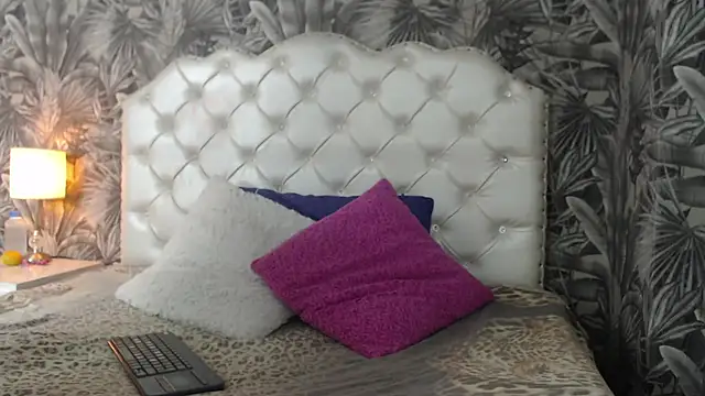 Snapshot of ViviJones chatting on 06-12-26, 07:33 ViviJones online show from 06-12-26, 07:33
