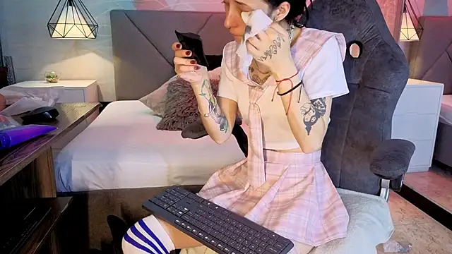 lhiamfitt10 online show from 04-19-26, 04:08