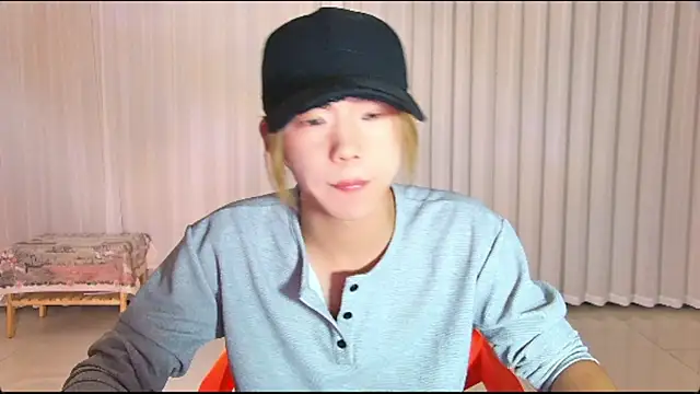 Snapshot of wumei-001 chatting on 04-12-26, 12:41 wumei-001 online show from 04-12-26, 12:41