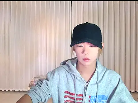 Snapshot of wumei-001 chatting on 04-16-26, 12:28 wumei-001 online show from 04-16-26, 12:28
