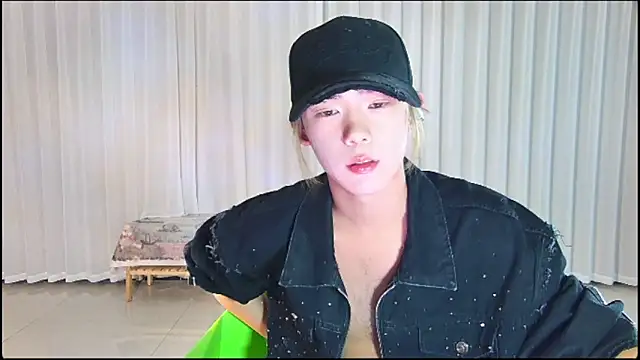 Snapshot of wumei-001 chatting on 04-18-26, 05:21 wumei-001 online show from 04-18-26, 05:21