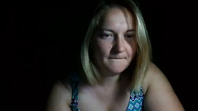 Snapshot of TinaKittyX chatting on 06-14-26, 08:43 TinaKittyX online show from 06-14-26, 08:43
