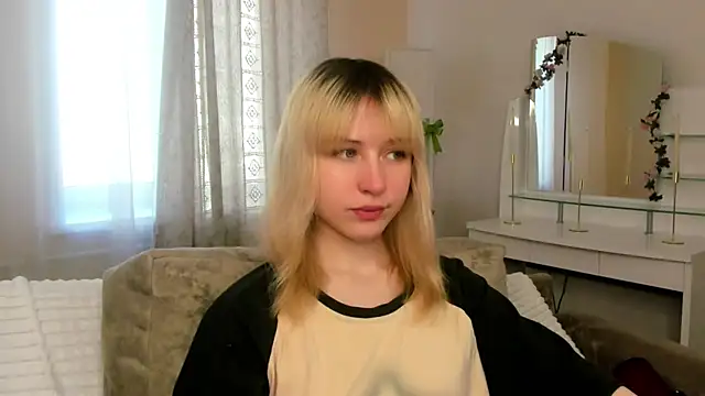 Snapshot of MiaKimiko chatting on 05-16-26, 02:21 MiaKimiko online show from 05-16-26, 02:21