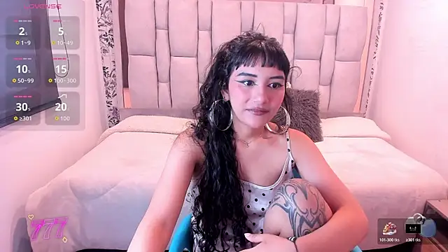 Snapshot of Hanna_Clark__ chatting on 05-30-26, 11:49 Hanna Clark online show from 05-30-26, 11:49