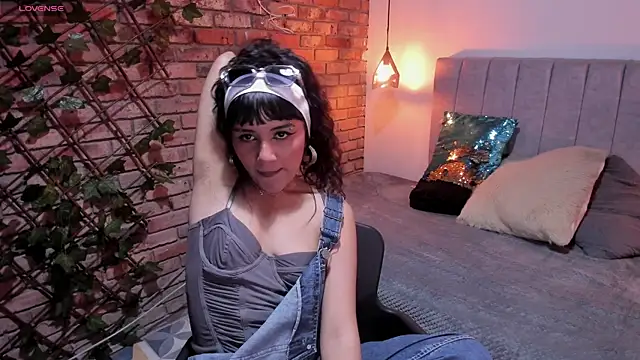 Snapshot of Hanna_Clark__ chatting on 05-05-26, 12:08 Hanna Clark online show from 05-05-26, 12:08