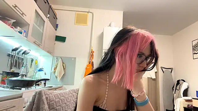 Snapshot of WifeAileen chatting on 05-19-26, 07:32 WifeAileen online show from 05-19-26, 07:32
