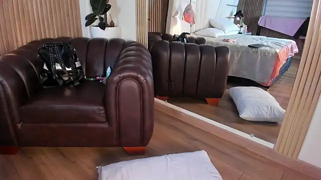 Delphine doll online show from 05-11-26, 10:38