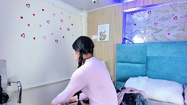 Delphine doll online show from 04-17-26, 11:35