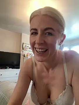 Laylaskyexx online show from 05-25-26, 06:56