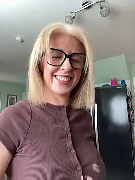 Snapshot of Laylaskyexx chatting on 04-13-26, 09:46 Laylaskyexx online show from 04-13-26, 09:46