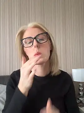 Laylaskyexx online show from 04-18-26, 08:16
