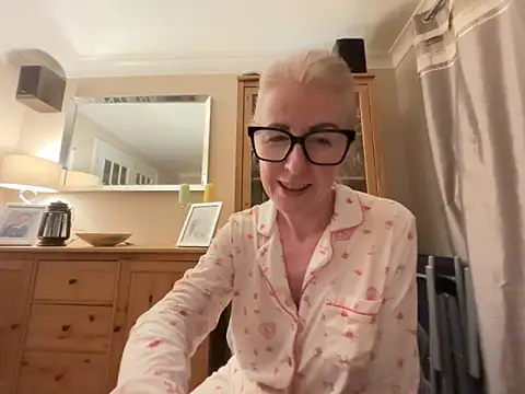 Laylaskyexx online show from 05-19-26, 09:44