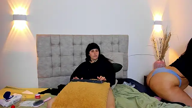 Elisa n Emma online show from 04-04-26, 01:01