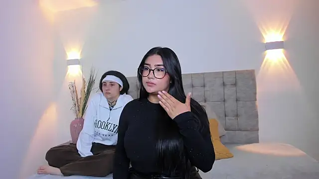 Elisa n Emma online show from 04-05-26, 07:42