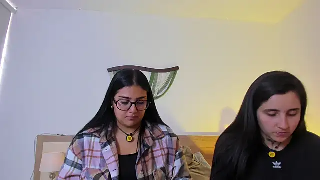 Elisa n Emma online show from 04-20-26, 07:26