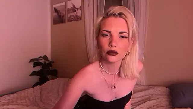 Snapshot of Foxy__Bite chatting on 04-03-26, 08:15 Foxy Bite online show from 04-03-26, 08:15