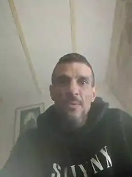 Snapshot of Guillelp chatting on 05-18-26, 05:45 Guillelp online show from 05-18-26, 05:45