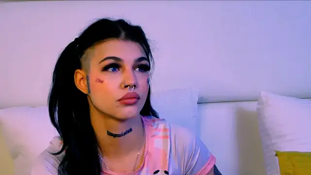 Snapshot of YasminnStorm chatting on 06-17-26, 04:12 YasminnStorm online show from 06-17-26, 04:12