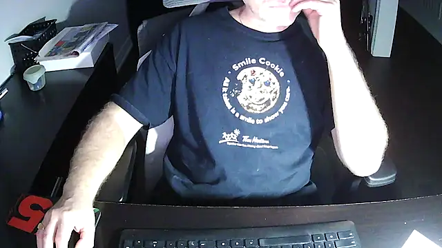 Snapshot of Shalun2000 chatting on 05-10-26, 03:32 Shalun2000 online show from 05-10-26, 03:32