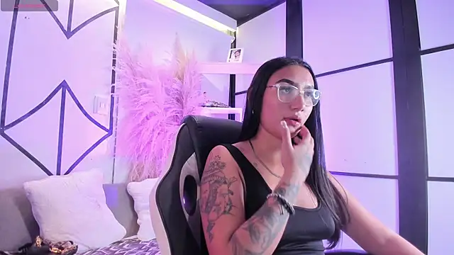 Snapshot of KendallMeyers chatting on 04-12-26, 04:49 KendallMeyers online show from 04-12-26, 04:49