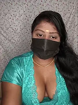 Snapshot of Romantic_Woman chatting on 05-17-26, 05:02 Romantic Woman online show from 05-17-26, 05:02