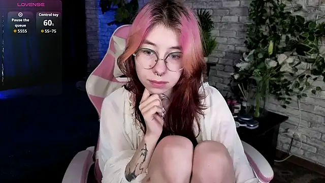 Snapshot of Alice_Nyx chatting on 06-30-26, 08:31 Alice Nyx online show from 06-30-26, 08:31