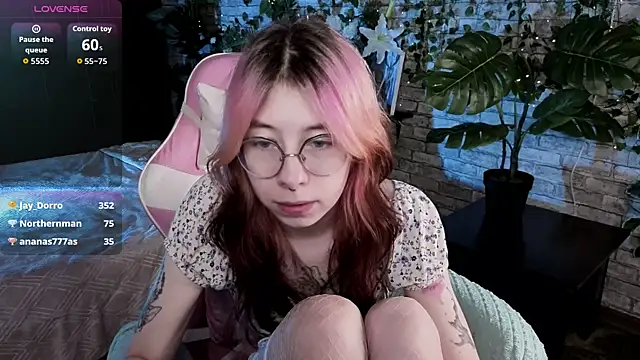 Snapshot of Alice_Nyx chatting on 07-16-26, 01:46 Alice Nyx online show from 07-16-26, 01:46