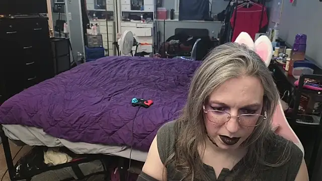 Snapshot of PolyCircus chatting on 04-10-26, 03:57 PolyCircus online show from 04-10-26, 03:57