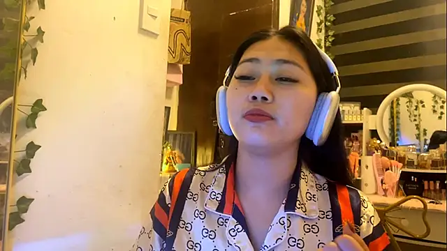 GlindaDejardin online show from 05-17-26, 05:24