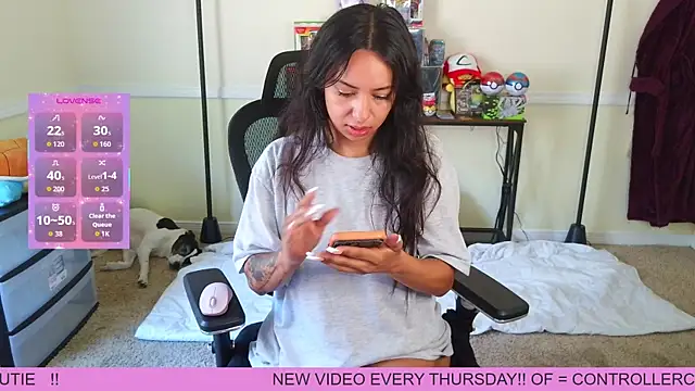 Controllercutie online show from 04-12-26, 01:58