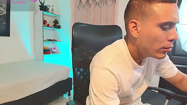 Snapshot of Axel__fierro chatting on 04-04-26, 10:49 Axel fierro online show from 04-04-26, 10:49