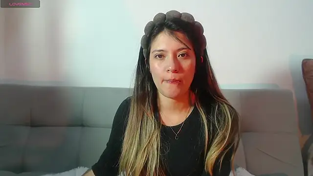 Snapshot of hannajonnes1 chatting on 06-17-26, 01:27 hannajonnes1 online show from 06-17-26, 01:27