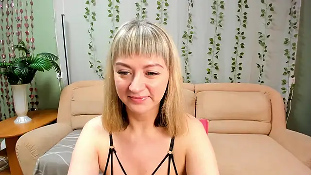 JulieLuna online show from 04-06-26, 03:24