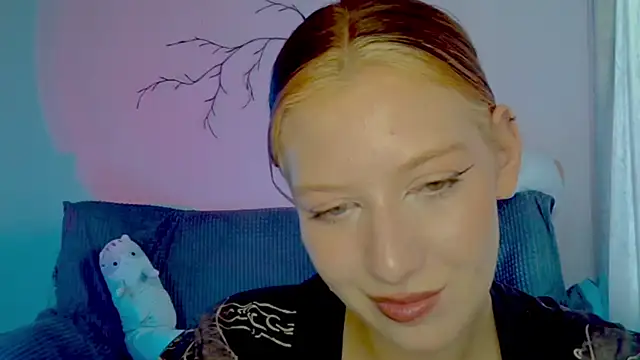 Snapshot of earn_my_lily chatting on 04-14-26, 08:41 earn my lily online show from 04-14-26, 08:41