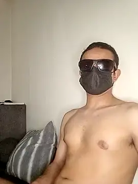 LuisLatinboyy online show from 04-05-26, 08:37