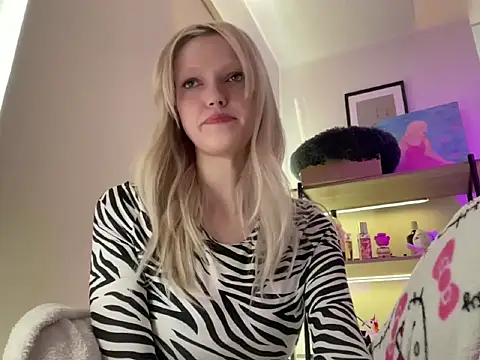 Snapshot of StellinaLuna chatting on 04-14-26, 04:01 StellinaLuna online show from 04-14-26, 04:01