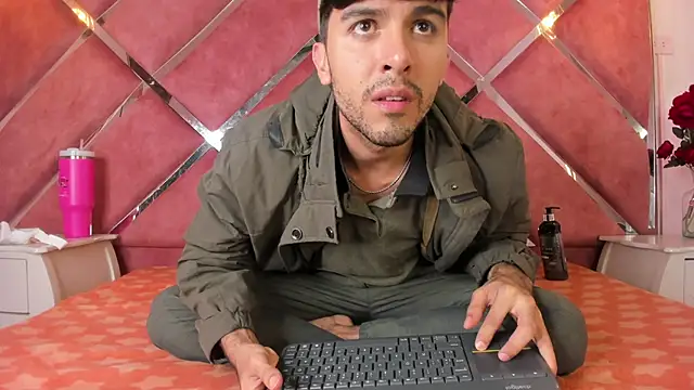 Snapshot of RodrigoColby2 chatting on 05-08-26, 03:38 RodrigoColby2 online show from 05-08-26, 03:38