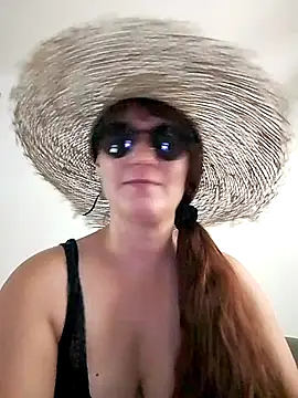 Snapshot of Maggie38 chatting on 07-18-26, 04:04 Maggie38 online show from 07-18-26, 04:04