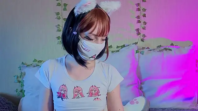 Snapshot of LunaNyanmi chatting on 06-17-26, 01:43 LunaNyanmi online show from 06-17-26, 01:43