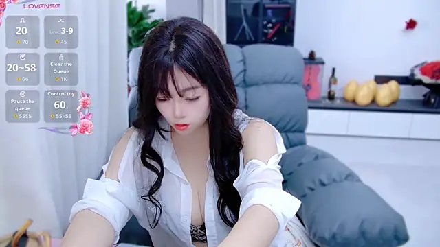 Snapshot of Millin-Mi chatting on 05-17-26, 01:27 Millin-Mi online show from 05-17-26, 01:27