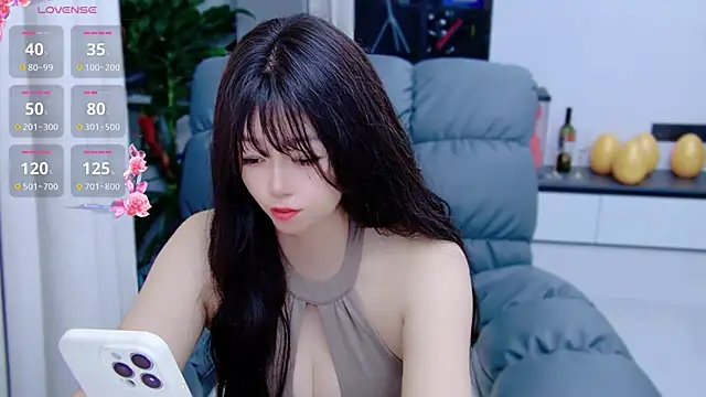 Snapshot of Millin-Mi chatting on 05-18-26, 12:10 Millin-Mi online show from 05-18-26, 12:10