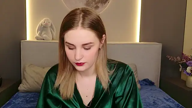 Snapshot of Molly_Voses chatting on 05-17-26, 08:42 Molly Voses online show from 05-17-26, 08:42
