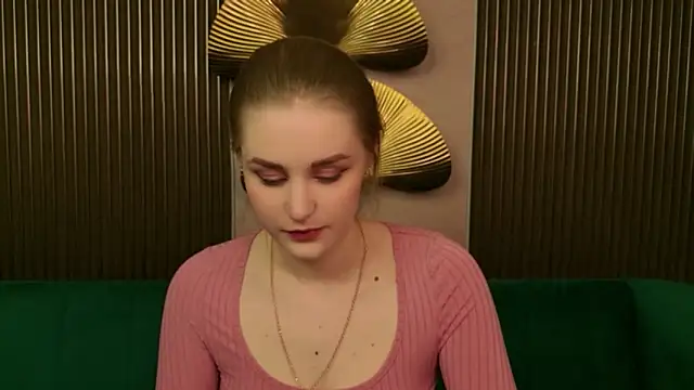 Snapshot of Molly_Voses chatting on 05-19-26, 08:49 Molly Voses online show from 05-19-26, 08:49