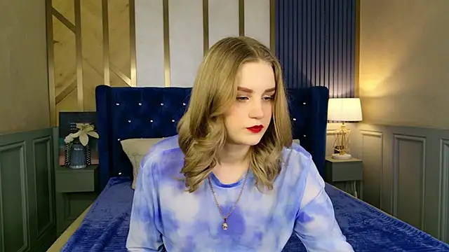 Snapshot of Molly_Voses chatting on 05-15-26, 08:40 Molly Voses online show from 05-15-26, 08:40